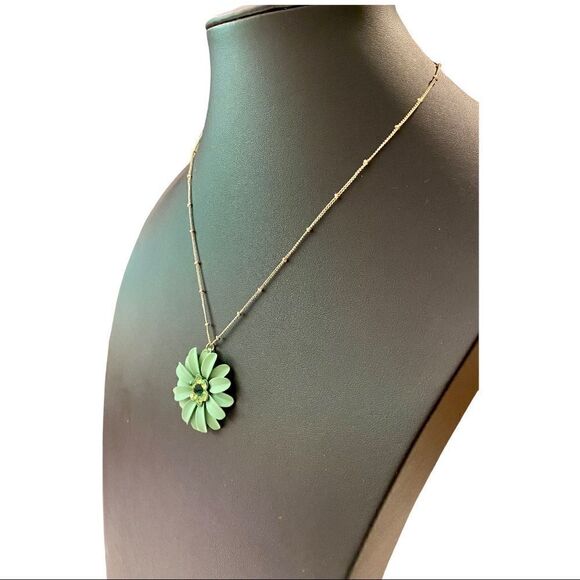 Beautiful Green Flower Necklace on a delicate gold toned chain. - Picture 3 of 5